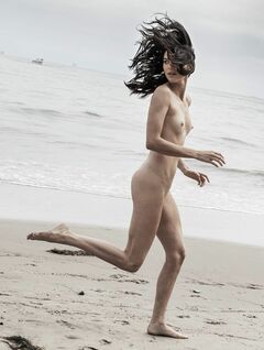 6. Полностью голая Кендалл Дженнер в эротическом фотосете на пляже