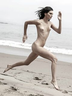 8. Полностью голая Кендалл Дженнер в эротическом фотосете на пляже