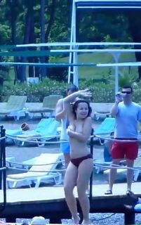 Танец Натальи Медведевой в купальнике и топлесс