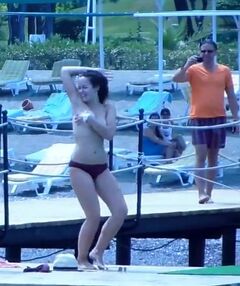 3. Танец Натальи Медведевой в купальнике и топлесс