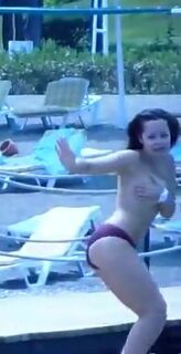 4. Танец Натальи Медведевой в купальнике и топлесс