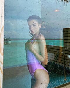 2. Дина Саева на фото в купальнике