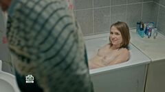 3. Горячие кадры с Яной Енжаевой в ванной (голая грудь)