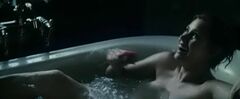 2. Голая Эми Адамс в ванной из боевика «Бэтмен против Супермена: На заре справедливости» (2016)