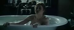 3. Голая Эми Адамс в ванной из боевика «Бэтмен против Супермена: На заре справедливости» (2016)