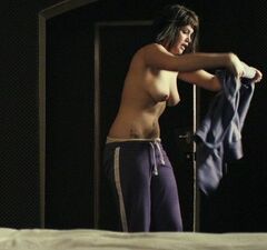 Полностью голая Джемма Артертон на горячих кадрах из кино