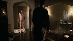 Полностью голая Мэри-Луиз Паркер в сериале «Ангелы в Америке» (2003)