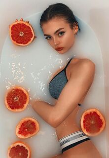 16. Аня Ищук на фото в купальнике