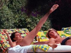 2. Горячие фото Виктории Бекхэм в купальнике (грудь, ножки)
