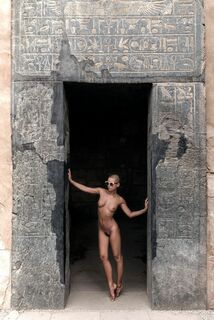 1. Горячие фото голой Марисы Папен в Египте (2017)