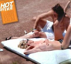 3. Обнаженная грудь Шерон Стоун + фото в купальнике