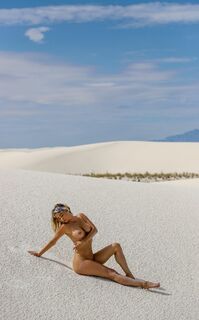 2. Горячие фото голой Сары Андервуд на фоне пустыни