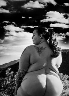 3. Голая Тесс Холидей в черно-белой фотосессии