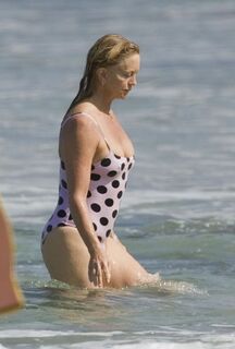 2. Голди Хоун засветила голую грудь + фото в купальнике