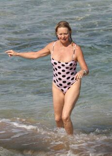 3. Голди Хоун засветила голую грудь + фото в купальнике