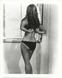 6. Молодая Софи Лорен в нижнем белье и купальнике (ножки)