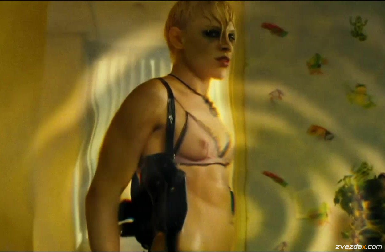 Ню кадры Кейт Наута в сцене эротики из фильма "Перевозчик 2" .