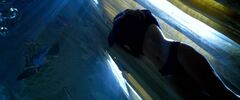2. Обнаженная Адриа Архона в постельной сцене из фильма «Призрачная шестерка»
