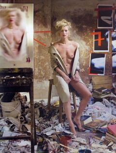 8. Кейт Мосс позирует голой на страницах из других журналов (грудь, попа, киска)