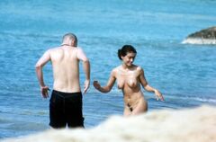 Папарацци засняли голую Алиссу Милано на пляже