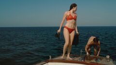 Лара Пулвер в купальнике в мини-сериале «Флеминг» (2014)
