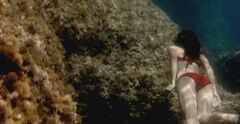 2. Лара Пулвер в купальнике в мини-сериале «Флеминг» (2014)