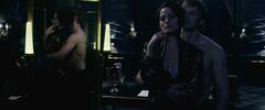 4. Лара Пулвер в купальнике в мини-сериале «Флеминг» (2014)