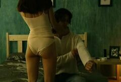 2. Инна Гомес в нижнем белье в фильмах «Черная комната» (2000) и «Летний дождь» (2002)