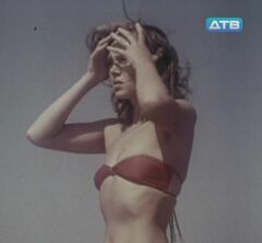 Молодая Юлия Ауг в купальнике