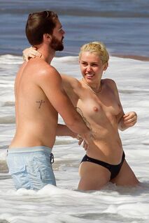 2. Майли Сайрус показала голую грудь на пляже