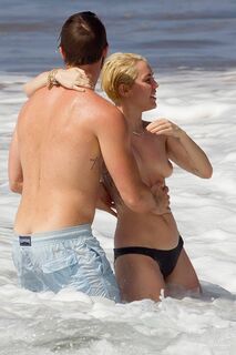 3. Майли Сайрус показала голую грудь на пляже