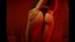 4. Горячие кадры Николы Пельтц из ролика LOVE ADVENT (попка)