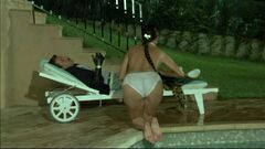 2. Серена Гранди в трусиках в киноленте «У богатых свои привычки» (1987)