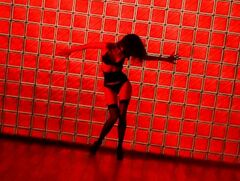 Мари Ворожи в эротическом белье из клипа