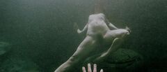 Раздетая Джульетт Льюис плавает под водой в фильме «Блуберри» (2004)