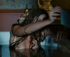 2. Луиз принимает ванную в фильме «Необычайные приключения Адель» (2010)