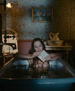 4. Луиз принимает ванную в фильме «Необычайные приключения Адель» (2010)