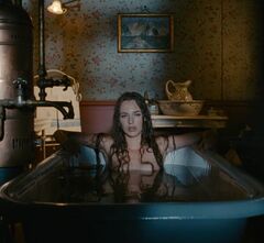 5. Луиз принимает ванную в фильме «Необычайные приключения Адель» (2010)